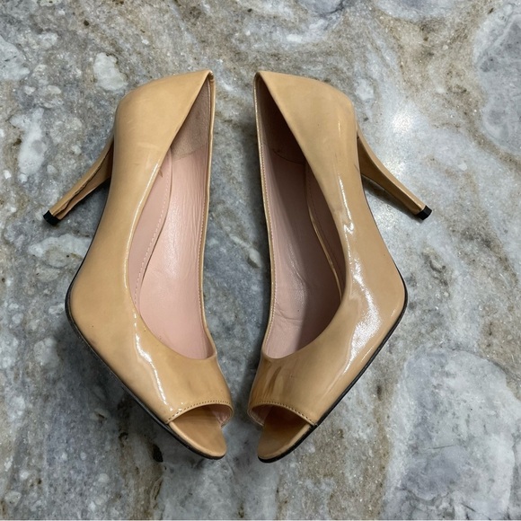 Stuart Weitzman Beige Nude Patent Leather Peep Toe Pump Women’s Size 8.5 - Picture 12 of 13